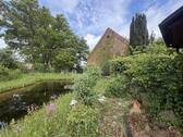 Teich und Giebel der Scheune - 