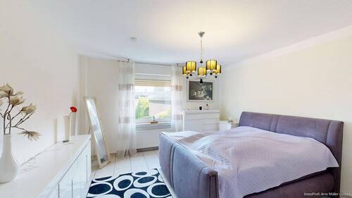 Großes Schlafzimmer mit Blick in den Garten - 