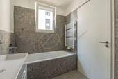 Bad mit Wanne - 