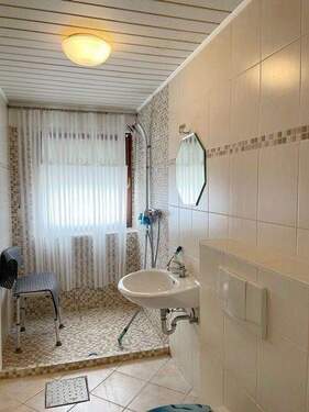 Bad mit ebenerdiger Dusche - 