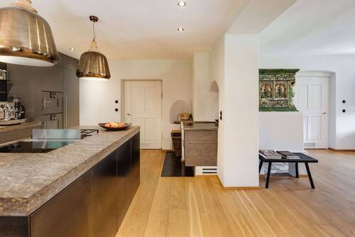 Küche mit Blick auf Kachelofen EG Bestandshaus - 