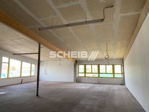 große Fensterfronten sorgen für reichlich Licht - Büro mit 409,00 m&sup2; in Crailsheim zur Miete