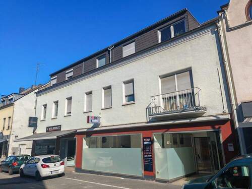 Straßenansicht - Mehrfamilienhaus + Bungalow in zentraler Lage mit Garagen + Stellplätzen und Entwicklungspotential