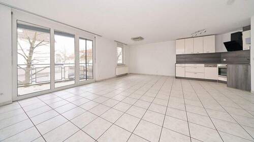 lichtdurchflutetes Wohnerlebnis Das Herz der Wohnung - Einzugsbereit & Freundlich Gepflegte Wohnung mit EBK, modernem Bad, Sonnen-Balkon & 2 Stellplätzen