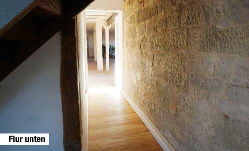 wunderschöne Natursteinwand im EG - 