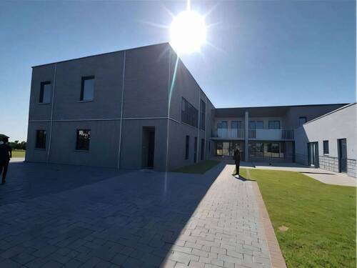 Moderne Architektur mit Charme: Lichtdurchflutetes Büro- oder Verwaltungsgebäude mit eleganter Klinkerfassade und durchdachter Raumaufteilung - 3 Zimmer Etagenwohnung in Vilshofen an der Donau