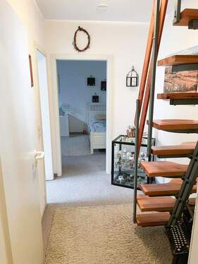 Flur mit Treppe zum ausgebauto - 