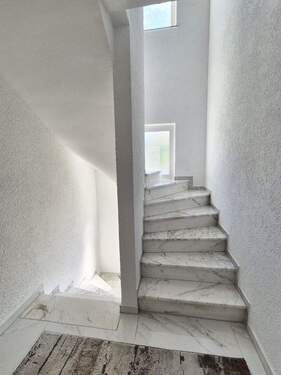 Betontreppe mit Granitstufen ins DG - 