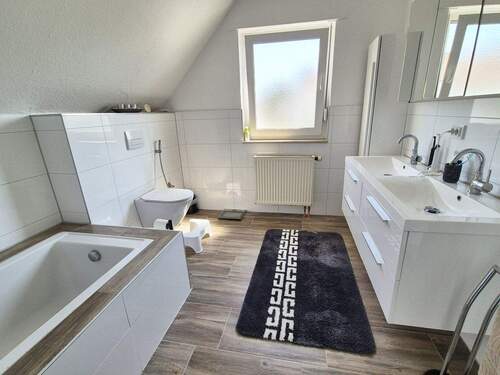 Tageslichtbad mit Wanne DG - 