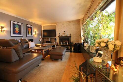 Wohnbereich mit Kamin - Einfamilienhaus mit 167,10 m&sup2; in Meerbusch zum Kaufen