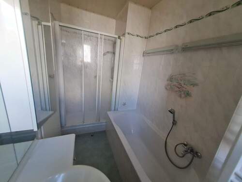 Bad mit Wanne und Dusche - 