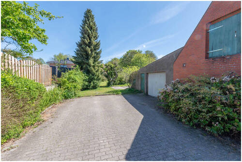 Hof mit Schuppen und Garage - 