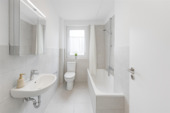 Bad mit Fenster und Badewanne - 