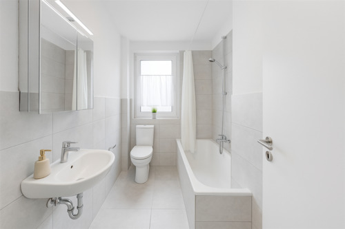 Bad mit Fenster und Badewanne - 