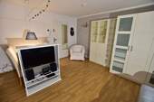 TV-Ecke mit Blick auf Wohnungseingang.JPG - 