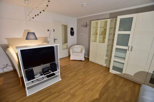 TV-Ecke mit Blick auf Wohnungseingang.JPG - 
