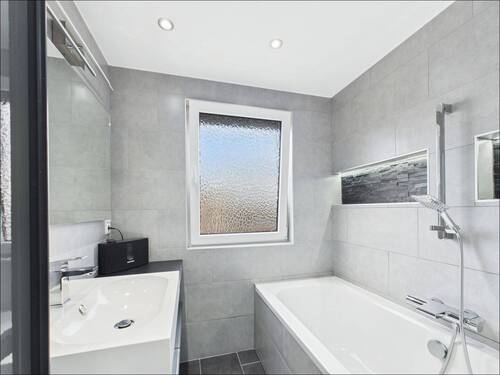 Tageslichtbad mit Wanne - 