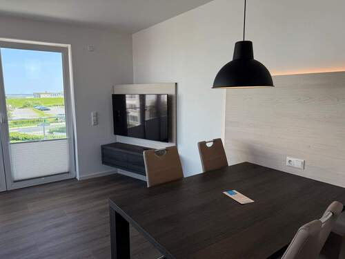 Moderner Wohnbereich mit Zugang zum Balkon - 