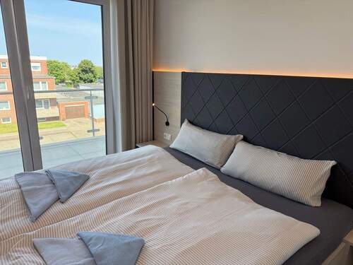 Schlafzimmer mit Zugang zum Balkon - 