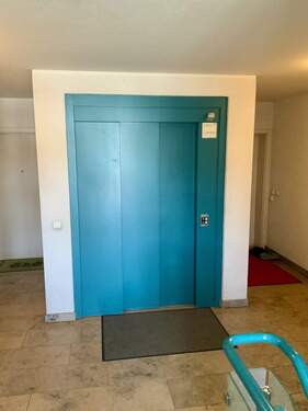 praktischer Aufzug/Hauseingang - 