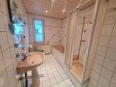 Bad mit Wanne und Dusche - 