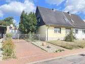 Vorderansicht mit Zufahrt - Ein Einfamilienhaus für eine kleine Familie mit Blick ins Grüne