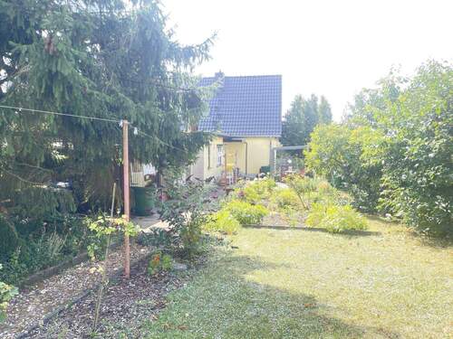 Blick aus dem Garten zum Haus - 3 Zimmer Doppelhaushälfte zum Kaufen in Hillersleben