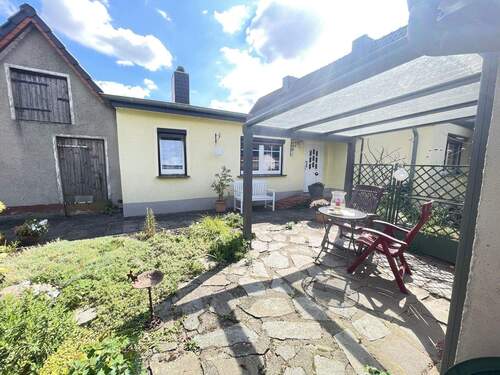 Eingangsbereich mit überdachter Terrasse - 3 Zimmer Doppelhaushälfte in Hillersleben