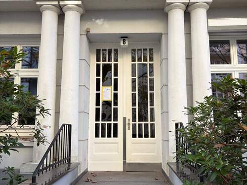 Hauseingang.jpg - Ruhige Lage, teilmöbliert, 2 Balkone, befristet bis 31.12.2026 sucht