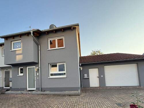 Hausansicht Front - 4 Zimmer Doppelhaushälfte zum Kaufen in Graben-Neudorf