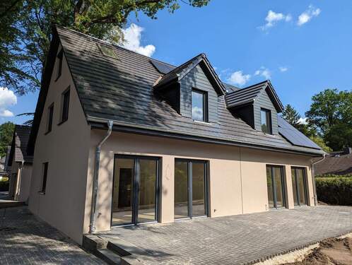 Aussenansicht aus der Bauphase 2023 - DHH in Top-Wohnlage mit Wärmepumpe, Photovoltaik und großer Terrasse