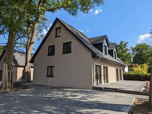 Ansicht von der Straße aus der Bauphase 2023 - 5 Zimmer Doppelhaushälfte in Dassendorf