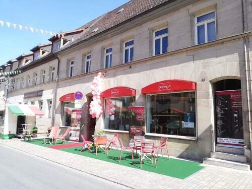 Aussen.jpg - Moderne Gewerbefläche in bester Hauptstraßenlage von Langenzenn mit Parkplätzen vor dem Objekt und 3 großen Schaufenstern