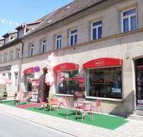 Moderne Gewerbefläche in bester Hauptstraßenlage von Langenzenn mit Parkplätzen vor dem Objekt und 3 großen Schaufenstern