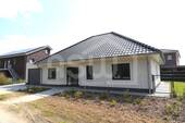Vorderansicht - Traumhaftes Wohnen in Seenähe! Geräumiger Bungalow KfW55 mit Luftwärmepumpe
