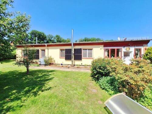 Ansicht Gartenseite - Großzügiger Bungalow mit Traumgrundstück in idyllischer Lage