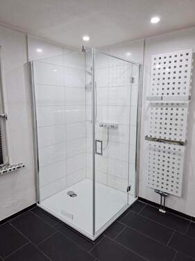 großes Bad 2 neue Dusche 1,1x1,1 Meter - 