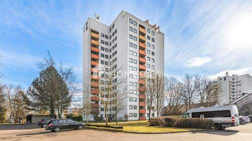 Außenansicht 3 - Großzügige 3-Zimmer-Wohnung mit Süd-Loggia, Aufzug und Stellplatz - sofort bezugsfrei