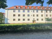 Hausfront - Schickes Nest! + Dunkles Parkett + Fußbodenheizung + Balkon + Wanne & Dusche + LED-Licht
