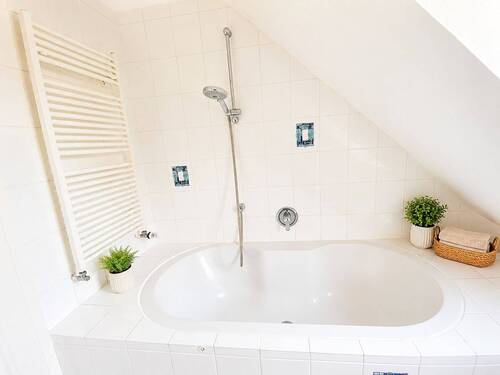 Bad (Badewanne) OG - Mehrfamilienhaus, Wohnhaus zum Kaufen in Kleinmachnow