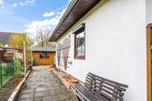 Seitenansicht und Gartenhaus - 