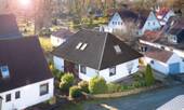 Straßenansicht und Eingang - 