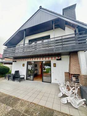 großer Terrassenbereich mit Kamin - 