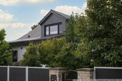 Ansicht - Großzügiges Einfamilienhaus mit Pool