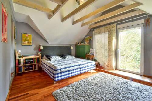 Schlafzimmer mit angrenzendem begehbaren Kleiderschrank - 