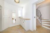 Innenliegende Treppe mit heller Garderobe - 