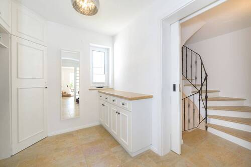 Innenliegende Treppe mit heller Garderobe - 