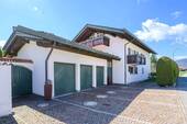 Garage und Stellplätze - 