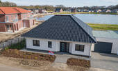 Vorderansicht - Neubau Erstbezug ! Traumhaftes Wohnen am See! Geräumiger Bungalow KfW55 mit Luftwärmepumpe