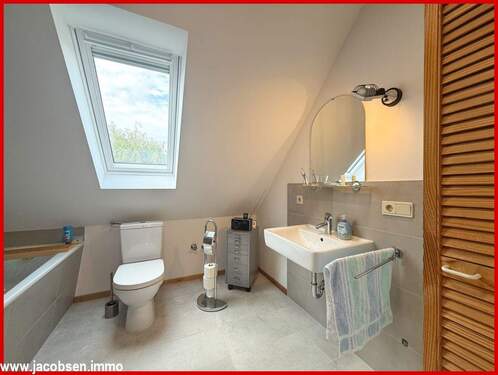 Badezimmer im Dachgeschoss - 